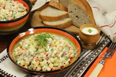 Зимний салат с колбасой и огурцом