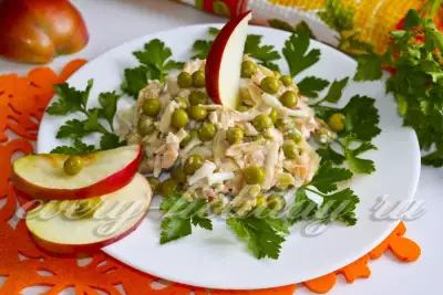 Пикантный салат с кальмарами и яблоками