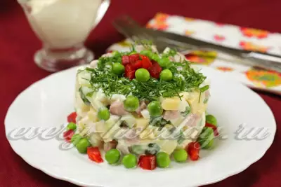 Салат с колбасой, яйцом и огурцами