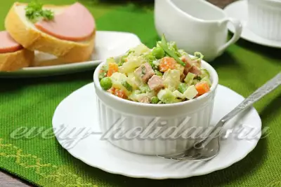 Салат «Летний Оливье» со сметаной и молодыми овощами