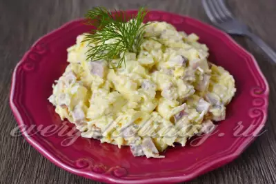 Салат с ветчиной, солеными огурцами и сыром