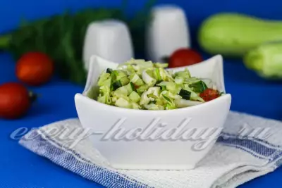 Легкий салат из сырых овощей