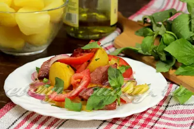Картофельный салат с колбасками и овощами