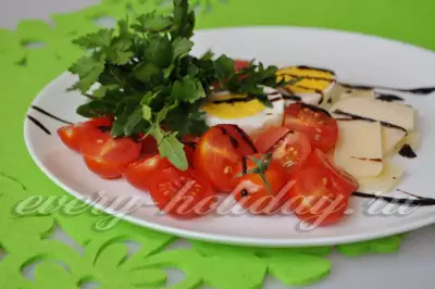 Салат с рукколой, пармезаном и помидорами черри