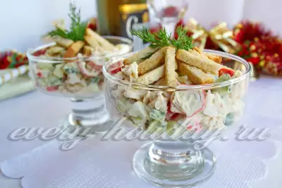 Крабовый салат с сухариками и курицей фото