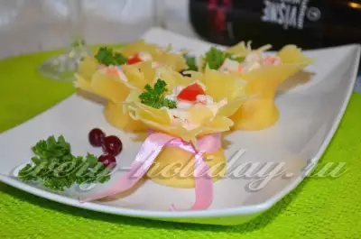 Вкусный салат с креветками в сырных корзинках