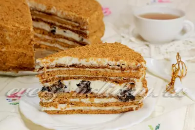 Медовый торт со сметанным кремом и черносливом