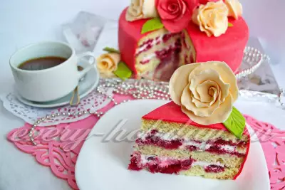 Бисквитный торт с вишней «Розы»