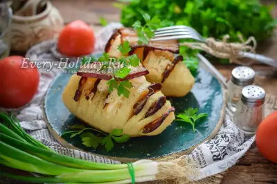 Картошка-гармошка с колбасой и сыром в духовке