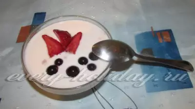 Клубничный йогурт в мультиварке redmond