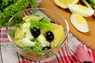 Теплый салат с картофелем и маслинами