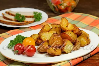 Картофель, запеченный в духовке со специями