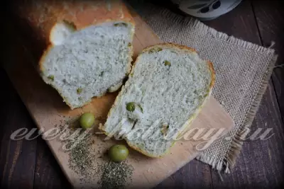 Хлеб с прованскими травами и оливками.