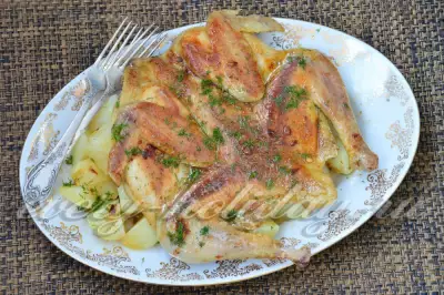 Курица, поджаренная в тапе, с картофелем