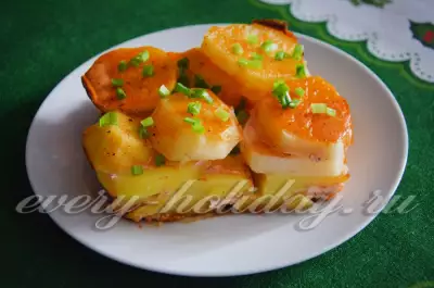 Картофель запеченный в томатно-сметанном соусе