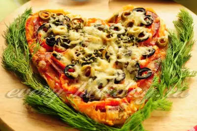 Пицца с колбасой в форме сердца