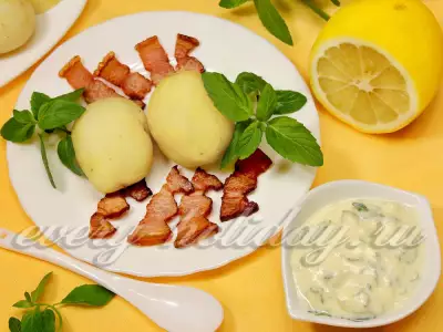 Картошка с беконом в мятно-лимонном соусе
