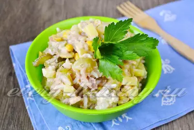 Салат с тунцом,  оливками и кукурузой