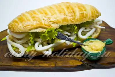 Большой сэндвич с кальмаром и острым соусом