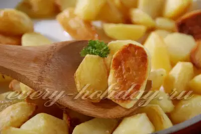 Жареный картофель на сковороде с хрустящей корочкой