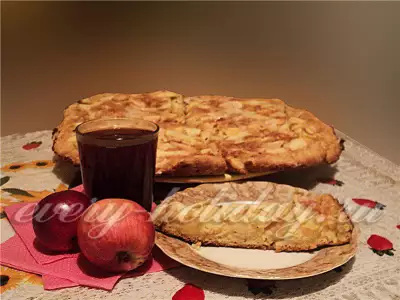 Песочный пирог с яблоками и сметанно белковой пропиткой