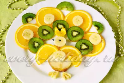 Детский фруктовый десерт павлин