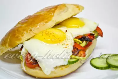 Сэндвич с печеным перцем яйцом и овощами