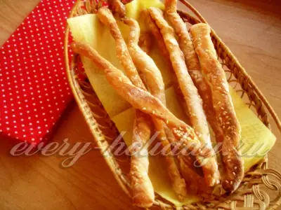 Хлебные палочки из дрожжевого теста с паприкой и кунжутом
