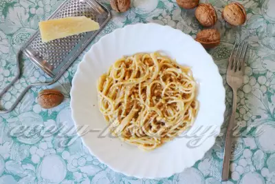 Спагетти с горгонзолой и грецкими орехами
