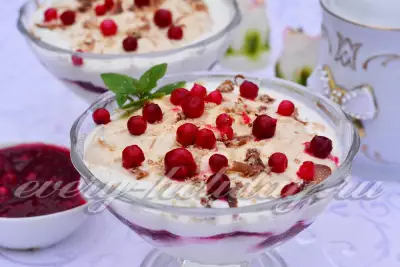 Десерт ванильный с ягодным муссом