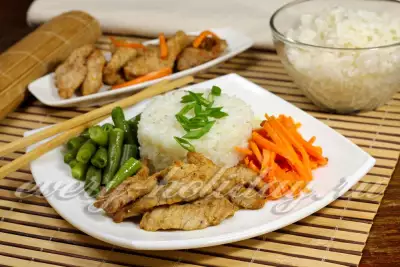 Свинина с овощами по-китайски на сковороде