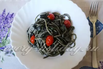 Спагетти с чернилами каракатицы, тунцом и помидорами черри