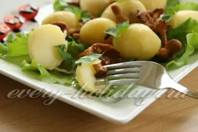 Молодая картошка с жареными лисичками