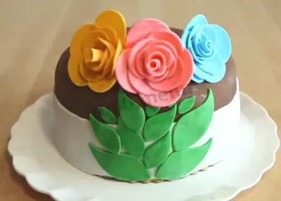 Торт с цветами из мастики бисквит