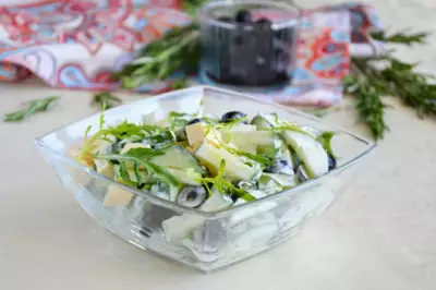 Салат с сыром и свежим огурцом с рукколой