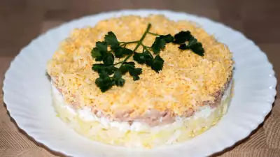 Слоеный салат с печенью трески, твердым сыром и картошкой