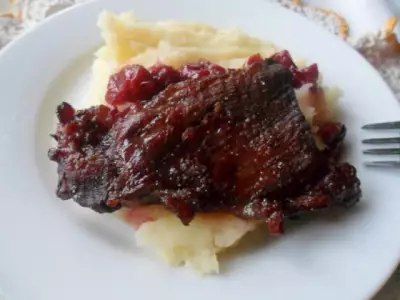 Мясо с соком вишни и ягодой в духовке