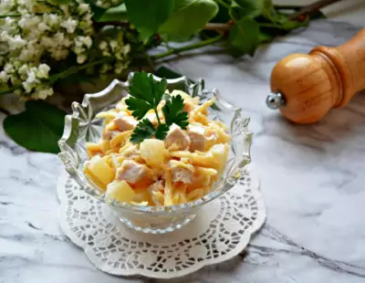 Как приготовить слоёный салат с курицей, ананасом, яйцом и сыром