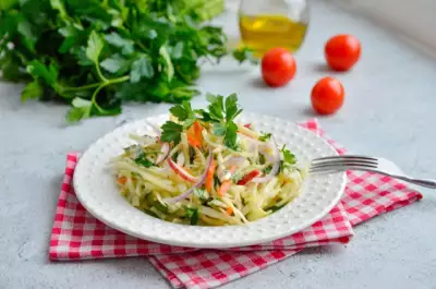 Простой и вкусный салат из белокочанной капусты