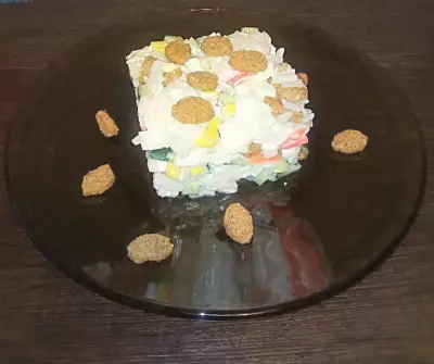 Крабовый салат с сухариками рисом яйцами