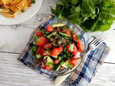 Салат с огурцами и помидорами с маслом