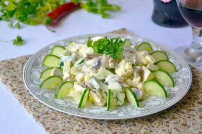 Грибной салат с огурцами