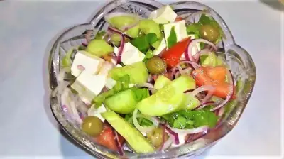 Греческий салат из овощей и сыра