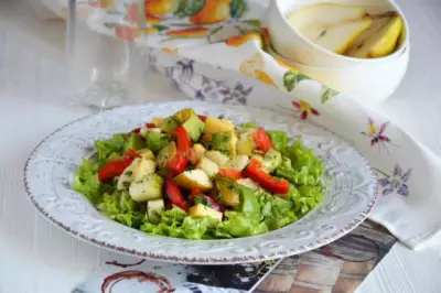 Салат с авокадо, грушей и сыром
