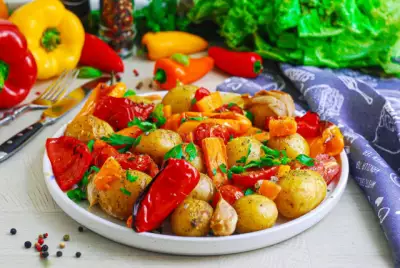 Запеченная картошка с овощами в духовке