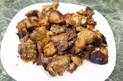 Жареное маринованное мясо на сковороде