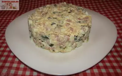 Салат с ветчиной и сыром Домашний с йогуртом фото