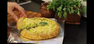 Сочный пирог с капустой, яйцами и зеленью