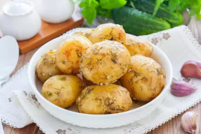 Картошка целиком в рукаве в духовке