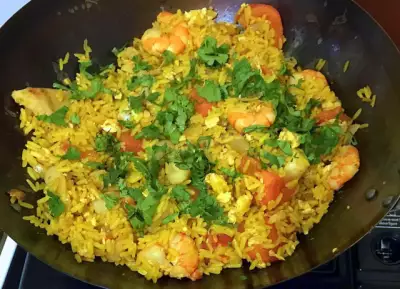 Жареный рис с морепродуктами по-тайски на сковороде вок